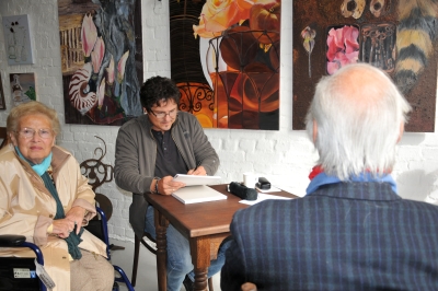 Th. Kaiser karikiert in der Scheune