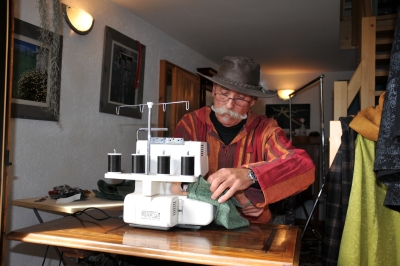 M. Werneke an der Overlookmaschine